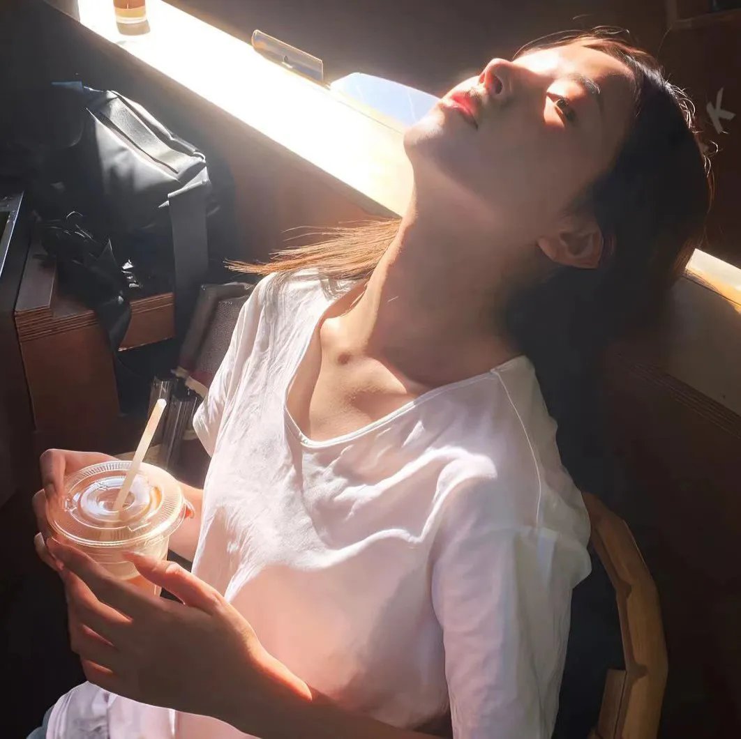 小姑娘艾萝依